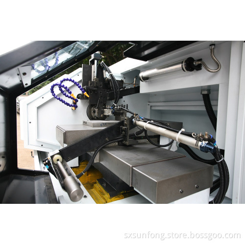Chargement automatique et déchargement de la machine CNC Lathe
